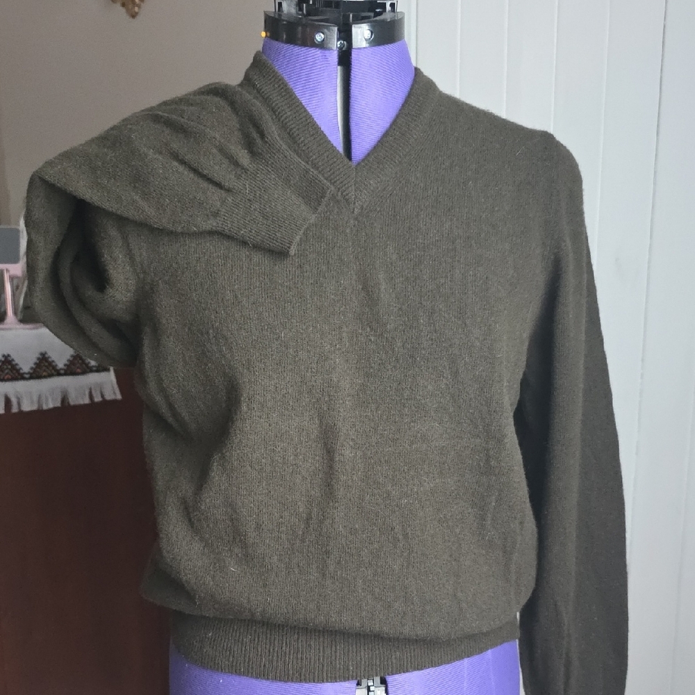 Zara Men's Dark Green V-Neck Sweater